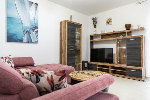 Beachfront Three Bedroom Villa With Hot Tub - Sgb3