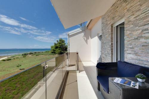 Beachfront Three Bedroom Villa With Hot Tub - Sgb3