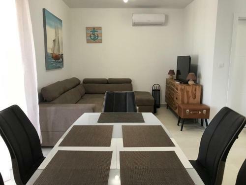 Crowonder Beachfront Garden Villa With Jacuzzi- A1