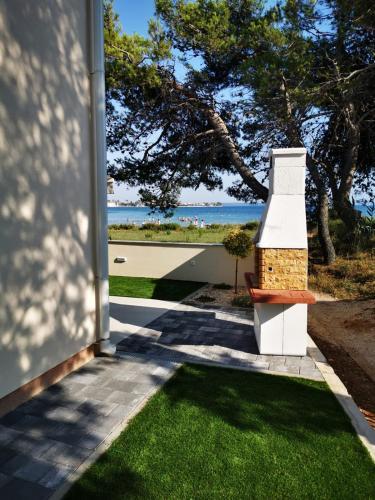 Crowonder Beachfront Garden Villa With Jacuzzi- A1