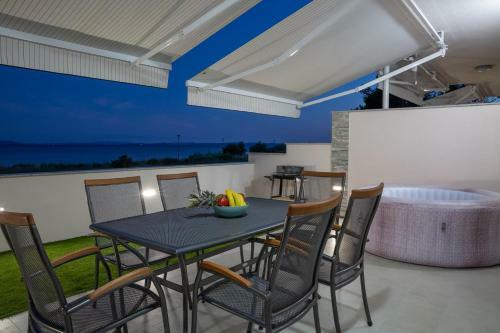 Crowonder Beachfront Garden Villa With Jacuzzi- B2