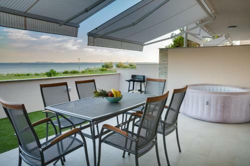 Crowonder Beachfront Garden Villa With Jacuzzi- B2
