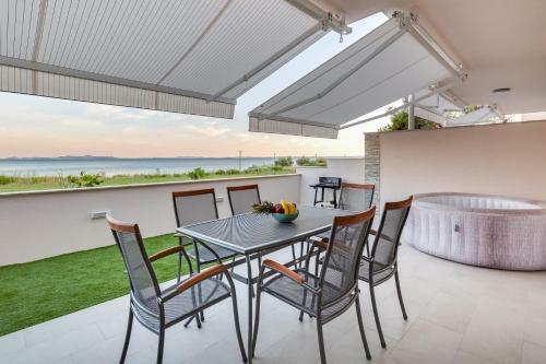 Crowonder Beachfront Garden Villa With Jacuzzi- B2
