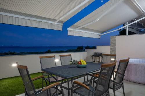 Crowonder Beachfront Garden Villa With Jacuzzi- B2
