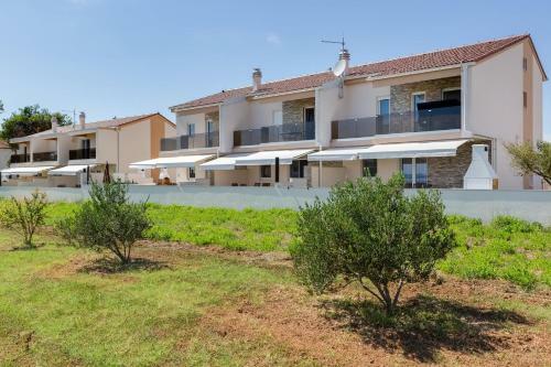 Crowonder Beachfront Garden Villa With Jacuzzi- B2