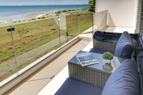 Crowonder Beachfront Garden Villa With Jacuzzi- B3