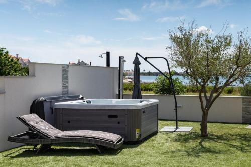 Crowonder Beachfront Garden Villa With Jacuzzi- B3