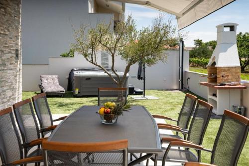 Crowonder Beachfront Garden Villa With Jacuzzi- B3