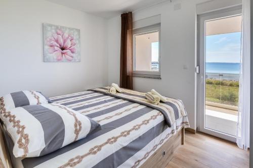 Crowonder Beachfront Garden Villa With Jacuzzi- B3