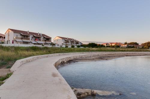 Crowonder Beachfront Garden Villa With Jacuzzi- B3