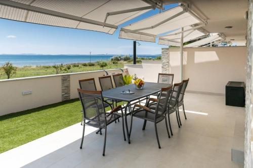 Crowonder Beachfront Garden Villa With Jacuzzi- B3