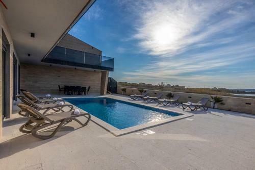 Luxury Beachfront 4 Bedroom Villa With Private Pool****