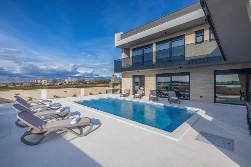 Luxury Beachfront 4 Bedroom Villa With Private Pool****