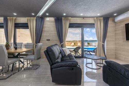 Luxury Beachfront 4 Bedroom Villa With Private Pool****