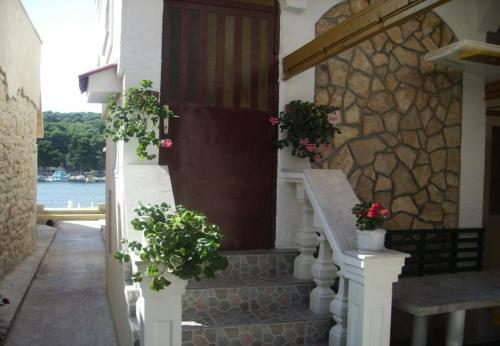 Apartment Mirni - 5 M From Sea