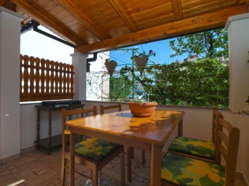 Apartments Nevina 1230
