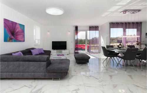 Three-bedroom Holiday Home In Pula