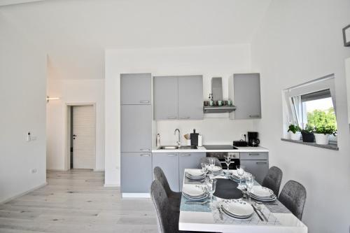 Bright And Spacious Apartment With Grill ***