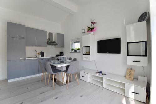 Bright And Spacious Apartment With Grill ***
