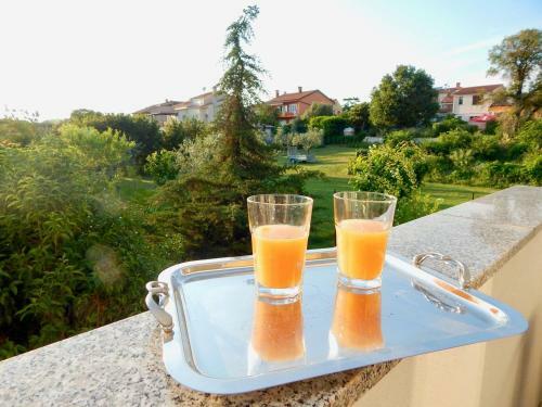 Hostal Apartments Mira