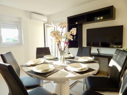 Hostal Apartments Mira