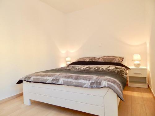 Hostal Apartments Mira