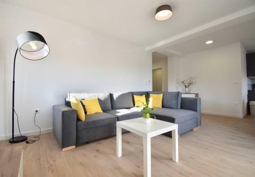 Hostal Apartments Mira