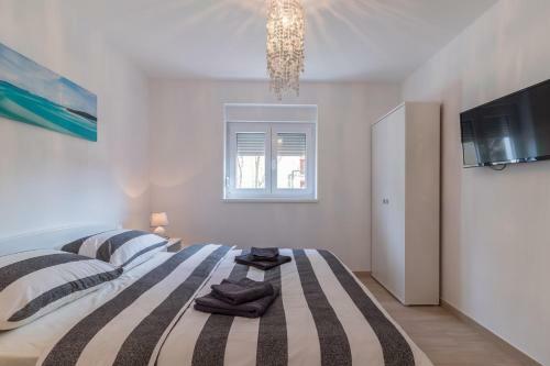 Hostal Apartments Mira
