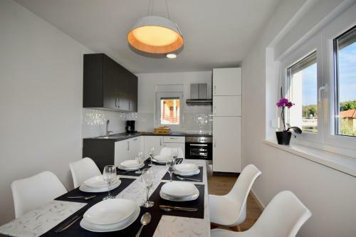 Hostal Apartments Mira