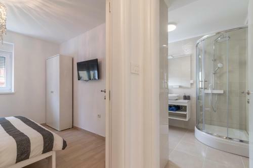 Hostal Apartments Mira
