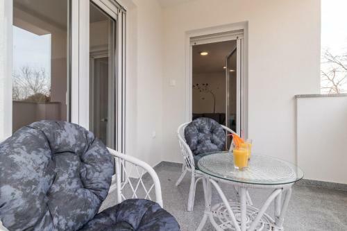 Hostal Apartments Mira