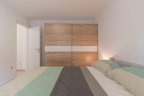 Hostal Apartments Mira