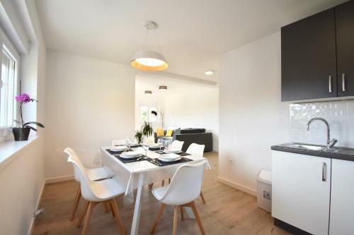 Hostal Apartments Mira