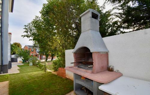 Hostal Apartments Mira
