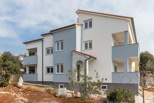 Hostal Apartments Mira