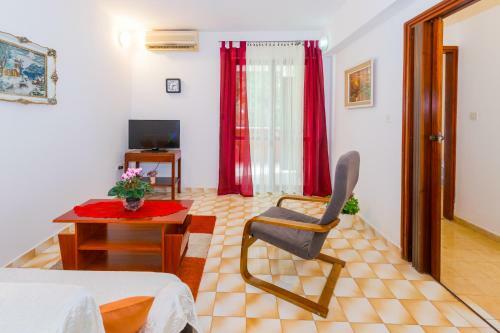 Comfortable Apartment Puh With Built Barbecue In Pula