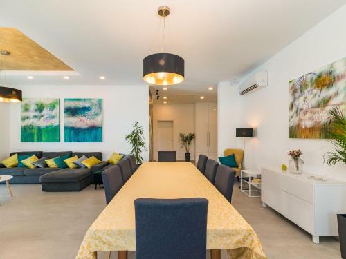 New Modern Villa With Private Pool And Outdoor Kitchen