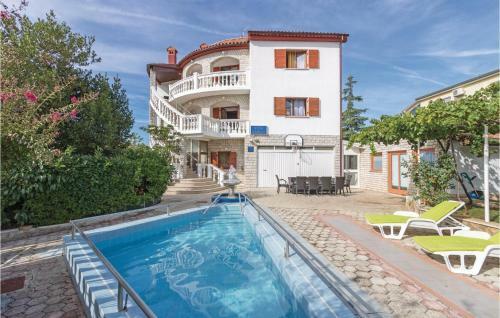 Eight-bedroom Holiday Home In Pula