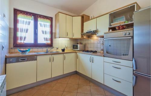 Three-bedroom Apartment In Pula