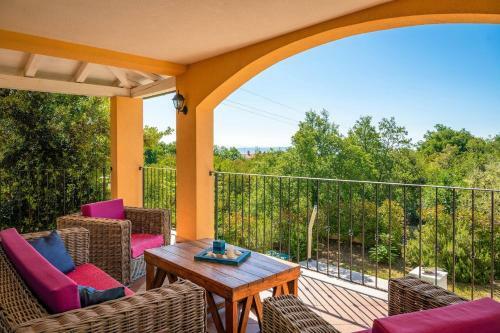 Spacious Holiday House - Pool / Jacuzzi / Sauna / Playground / 8+2