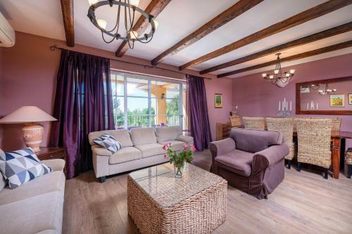 Spacious Holiday House - Pool / Jacuzzi / Sauna / Playground / 8+2