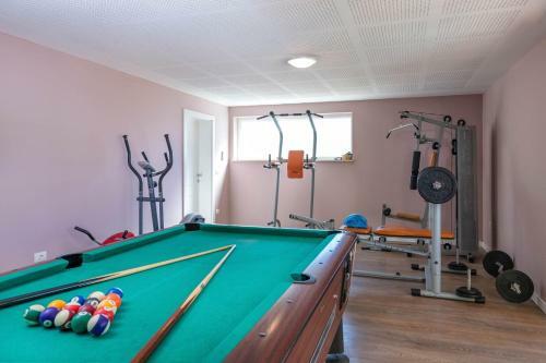 Spacious Holiday House - Pool / Jacuzzi / Sauna / Playground / 8+2