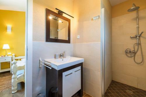 Spacious Holiday House - Pool / Jacuzzi / Sauna / Playground / 8+2