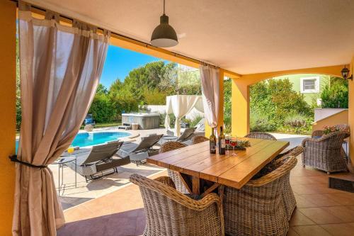 Spacious Holiday House - Pool / Jacuzzi / Sauna / Playground / 8+2