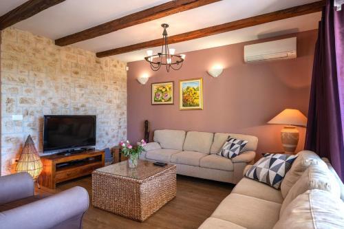 Spacious Holiday House - Pool / Jacuzzi / Sauna / Playground / 8+2