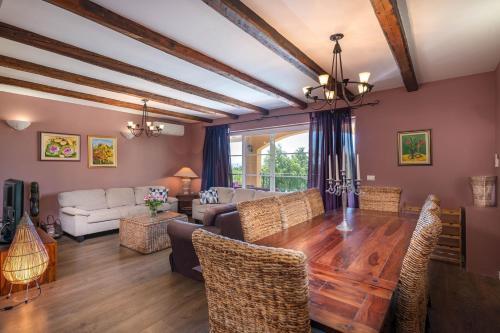 Spacious Holiday House - Pool / Jacuzzi / Sauna / Playground / 8+2