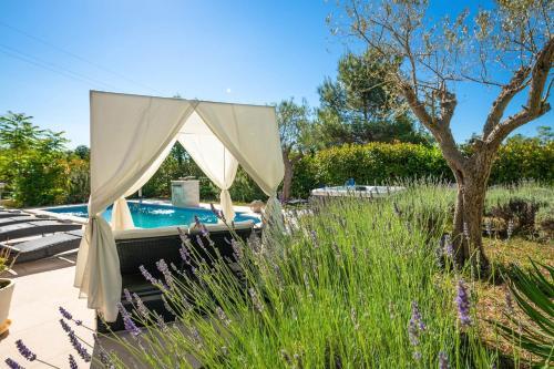 Spacious Holiday House - Pool / Jacuzzi / Sauna / Playground / 8+2