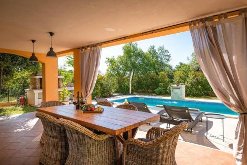 Spacious Holiday House - Pool / Jacuzzi / Sauna / Playground / 8+2