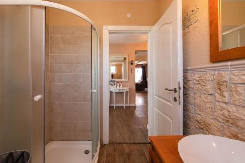 Spacious Holiday House - Pool / Jacuzzi / Sauna / Playground / 8+2