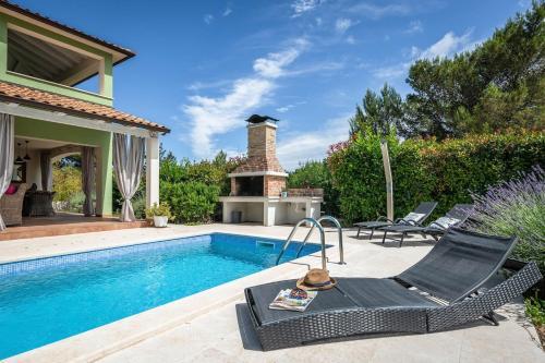 Spacious Holiday House / Pool / Jacuzzi / Playground / 6+2